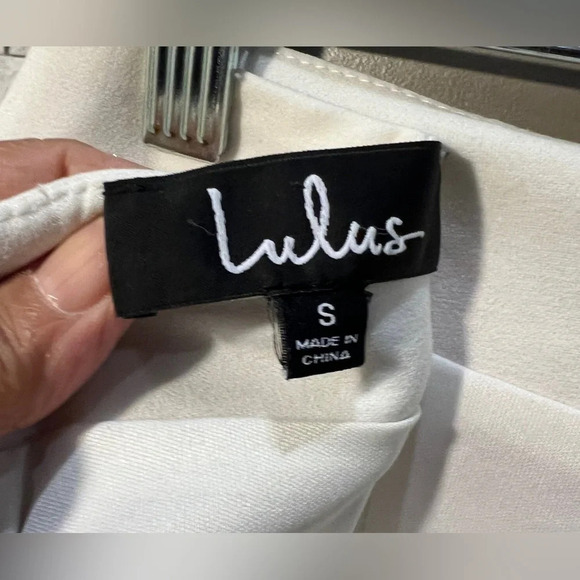 Lulu's size 2 White Embroidered Shorts - Picture 5 of 5